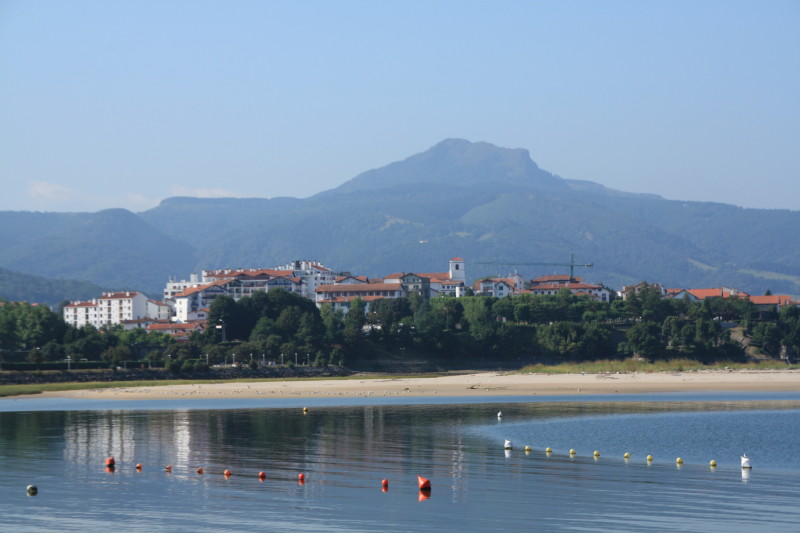 Peñas de Aia desde la bahía de Txingudi (Euskadi)